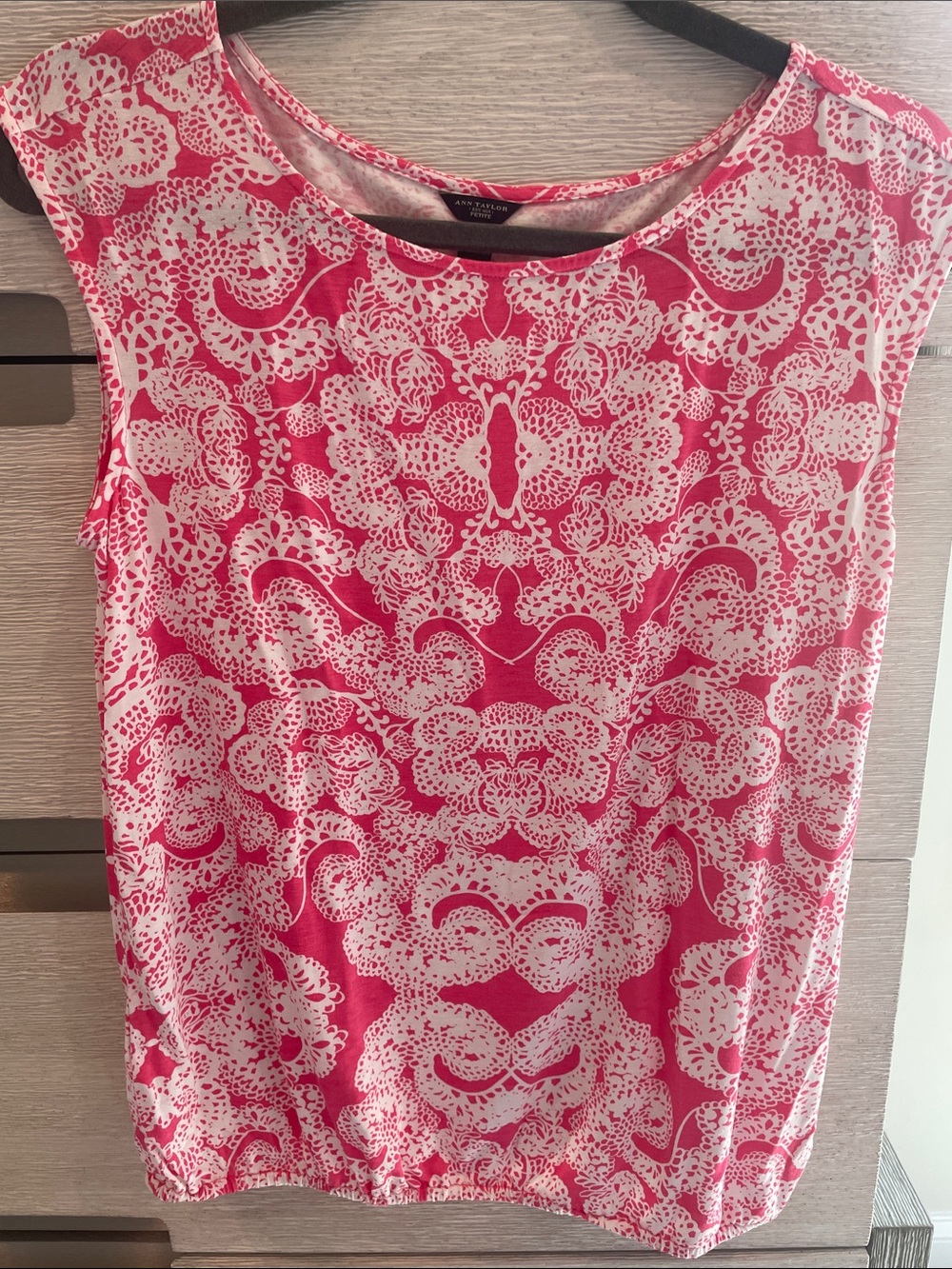 Ann Taylor Pink & White Printed Sleeveless Shell Top - Like New